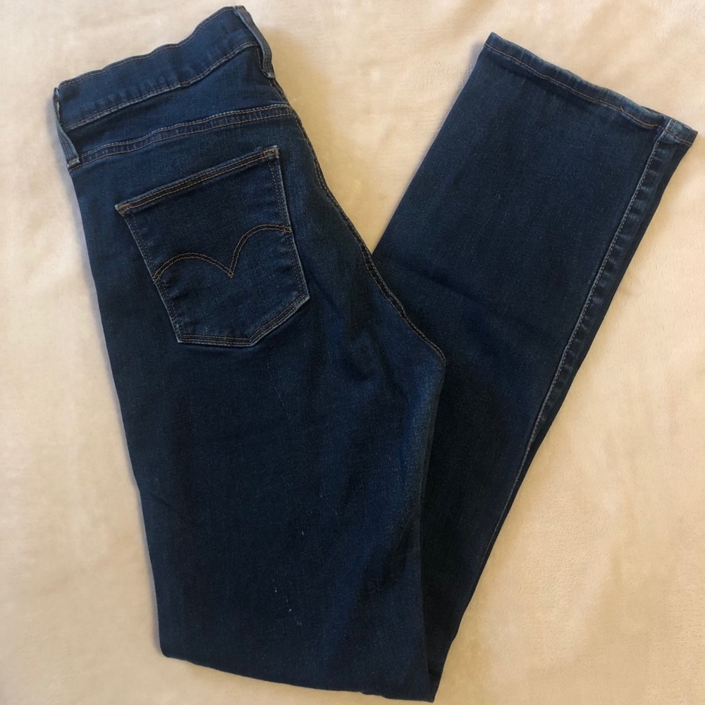 Women’s Levis Slimming Straight Jeans